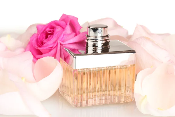 Parfum in een mooie fles, bloemblaadjes en roze rose geïsoleerd op wit — Stockfoto