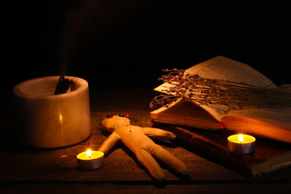 巫毒娃娃男孩在烛光的木桌上 — 图库照片