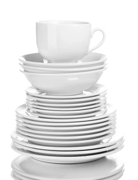 Saubere Teller und Tassen isoliert auf weiß — Stockfoto