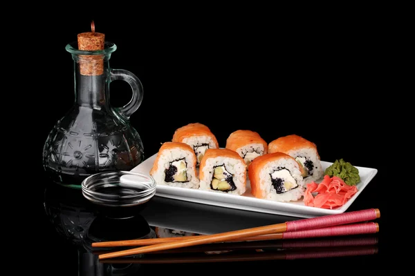 Lezzetli rulo ile chopsticks ve soya sosu izole üzerinde beyaz tabakta servis — Stok fotoğraf
