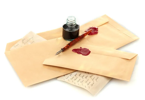 Bläckpenna, bläckhorn och gamla brev isolerad på vit — Stockfoto
