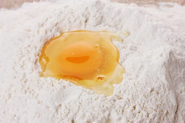Jajko w mące z bliska — Zdjęcie stockowe