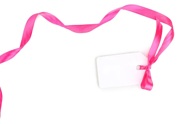 Étiquette cadeau vierge avec noeud en satin rose et ruban isolé sur blanc — Photo