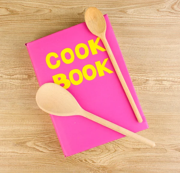Kokbok och köksutrustning på trä bakgrund — Stockfoto