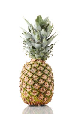 Beyaz üzerine izole edilmiş ananas