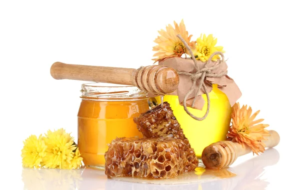 Two jars of honey, honeycombs and wooden drizzler isolated on white — Stock Photo, Image