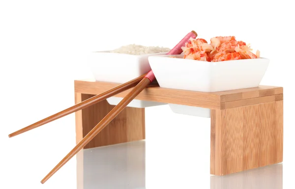 쌀과 흰색 절연 하는 나무 스탠드에 그릇에 새우 — 스톡 사진