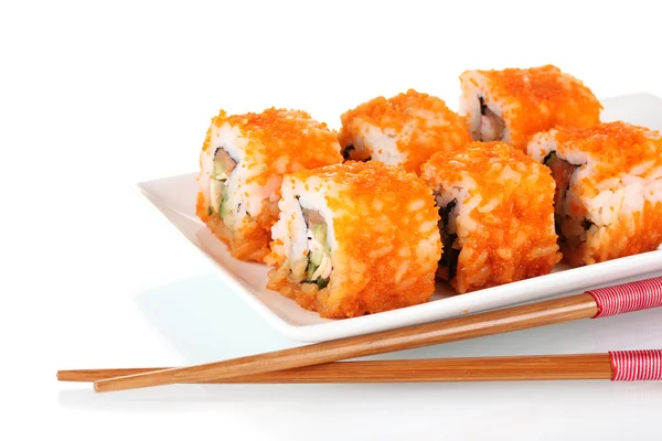 Νόστιμο σούσι σε πιάτο και τα τσοπ στικς που απομονώνονται σε λευκό — Φωτογραφία Αρχείου