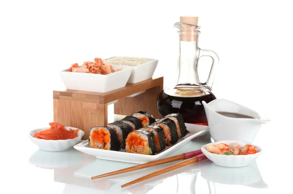 Delicioso sushi en plato, palillos, salsa de soja, pescado y camarones aislados — Foto de Stock