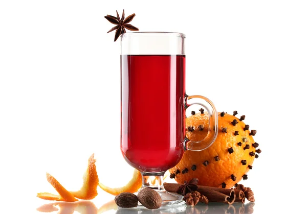 Vin brulè nel bicchiere, spezie e arancia isolati su bianco — Foto Stock