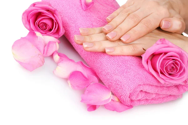 Toalla rosa con rosas y manos sobre fondo blanco — Foto de Stock