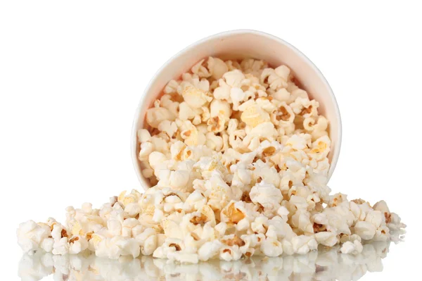 Full hink med popcorn tappade isolerad på vit — Stockfoto