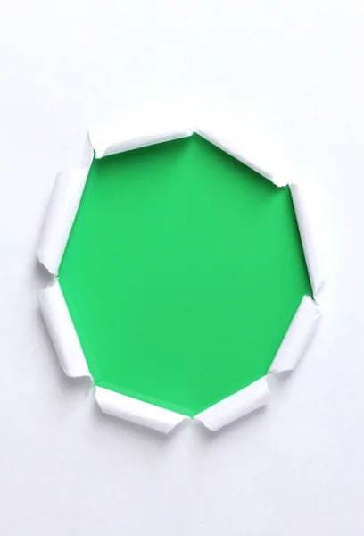 Papel desgarrado con fondo verde —  Fotos de Stock
