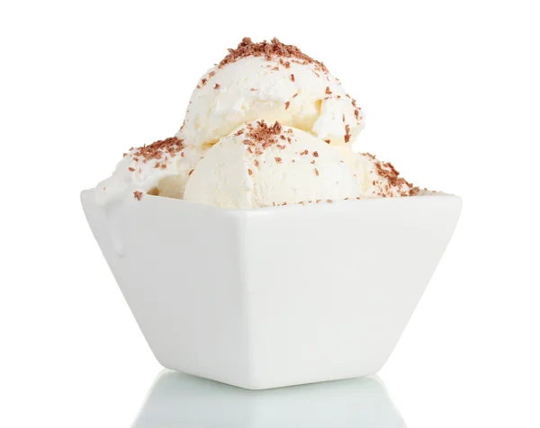 Delicioso helado de vainilla con chocolate en un tazón aislado en blanco —  Fotos de Stock