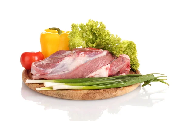 Viande crue et légumes sur une planche de bois isolée sur du blanc — Photo