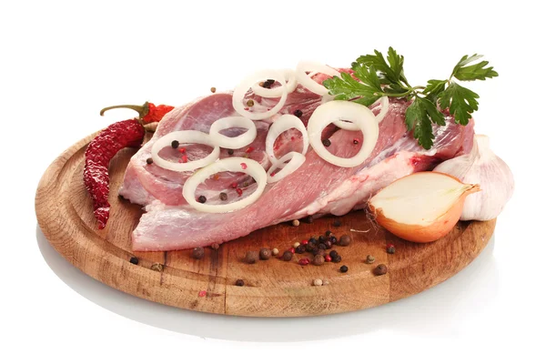 Syrové maso a cibuli na dřevěné desce, izolované na bílém — Stock fotografie