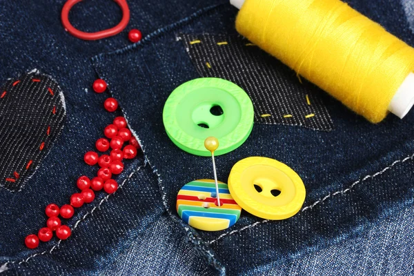 W kształcie rombu patcha na dżinsy z zbliżenie nici i przyciski — Zdjęcie stockowe