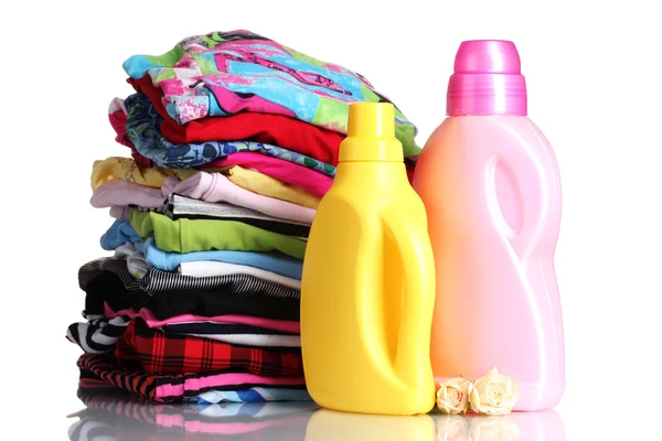 Detergente e mucchio di vestiti colorati isolati su bianco — Foto Stock