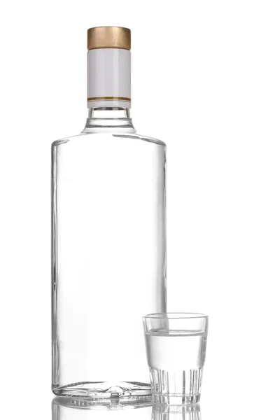 ウォッカ、白で隔離されるワイングラスのボトル — ストック写真
