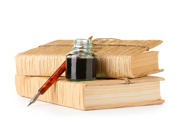 Libros antiguos, pluma de tinta y botella de tinta aislados en blanco — Foto de Stock