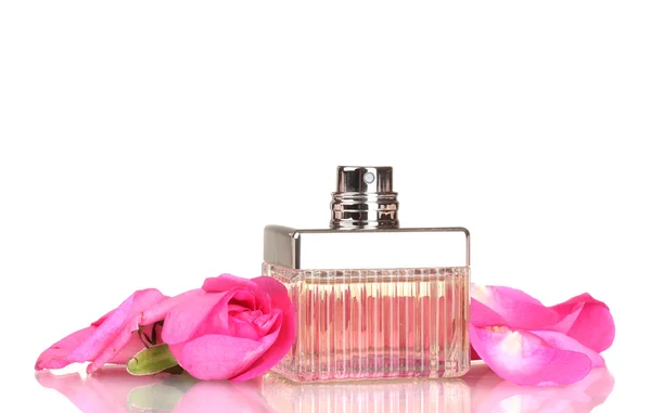Parfum in een mooie fles, bloemblaadjes en roze rose geïsoleerd op wit — Stockfoto