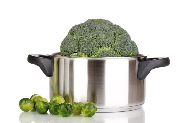 Brokoli segar di saucepan dan brusseIs tumbuh terisolasi di atas putih — Stok Foto