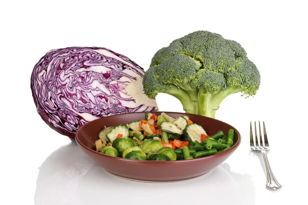 Légumes mélangés dans une assiette isolée sur blanc — Photo