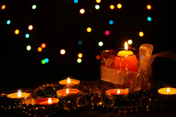 Nádherné kompozice svíček na dřevěný stůl na světlé pozadí — Stock fotografie