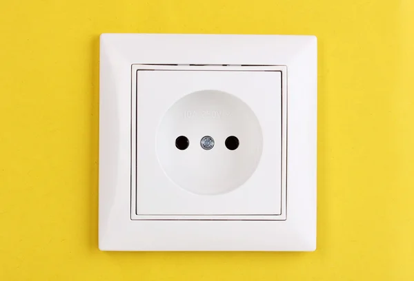 Biały gniazdo elektryczne na ścianie — Zdjęcie stockowe
