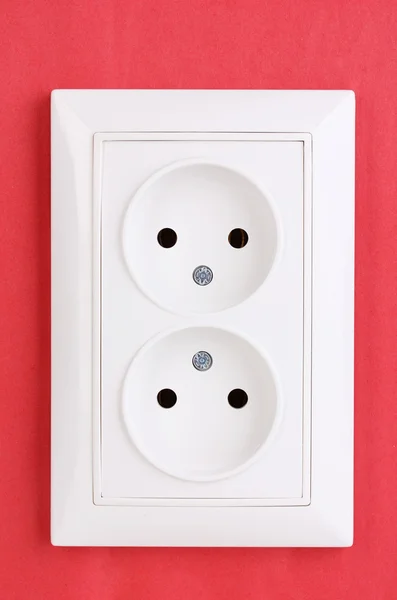Duvardaki beyaz elektrik prizine — Stok fotoğraf