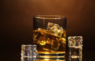 bardak viski ve buz üzerinde kahverengi zemin