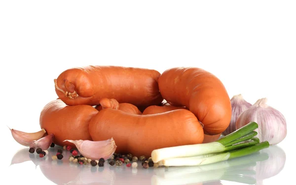 Smakelijke worst, groene ui, knoflook en kruiden isolatie op wit — Stockfoto