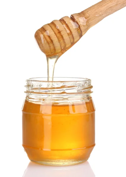 Βάζο με μέλι και ξύλινο ντρίζλερ απομονωμένο σε λευκό — Φωτογραφία Αρχείου