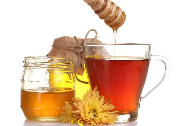 Мед и чашка чая изолированы на белом — стоковое фото