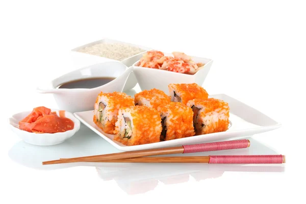 Νόστιμο σούσι σε πιάτο, chopsticks, σάλτσα σόγιας, ψάρια και γαρίδες απομονωθεί — Φωτογραφία Αρχείου