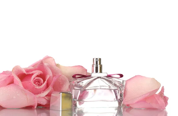 Bottiglia di profumo e rosa rosa isolato su bianco — Foto Stock