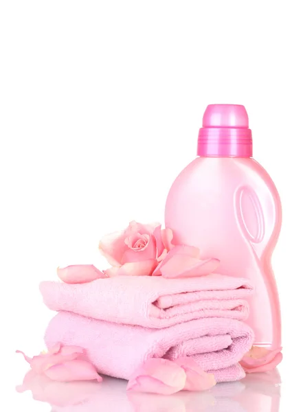 Ręczniki i sprzątanie na białym tle — Zdjęcie stockowe