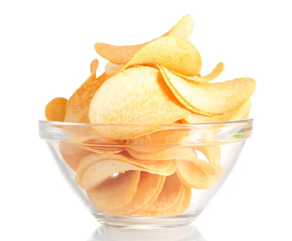 Смачні картопляні чіпси в мисці ізольовані на білому — стокове фото