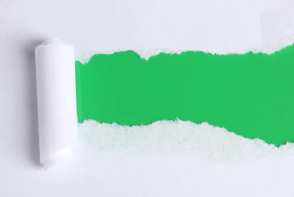 Papel desgarrado con fondo verde — Foto de Stock