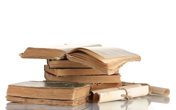 Stos starych książek i przewijania na białym tle — Zdjęcie stockowe