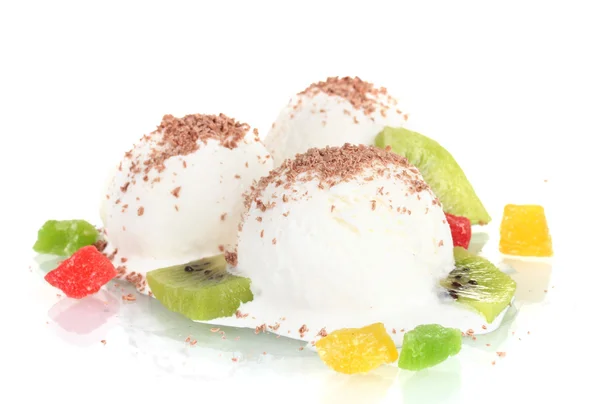 Delizioso gelato alla vaniglia con cioccolato e frutta isolata su bianco — Foto Stock