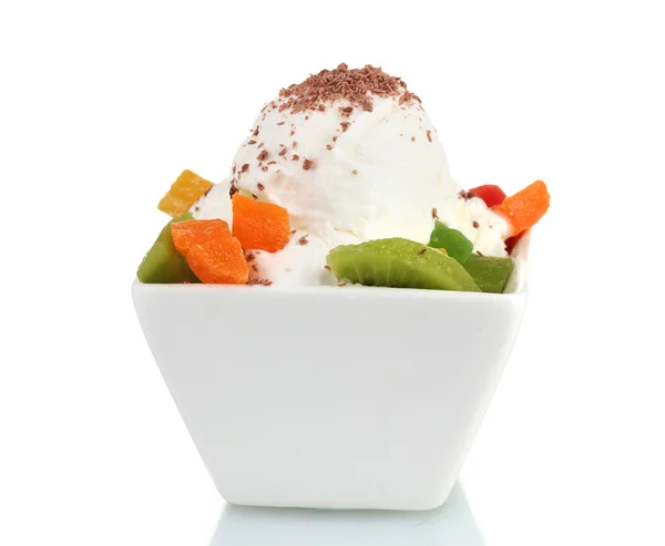 Delicioso helado de vainilla con chocolate y fruta en tazón aislado en wh —  Fotos de Stock