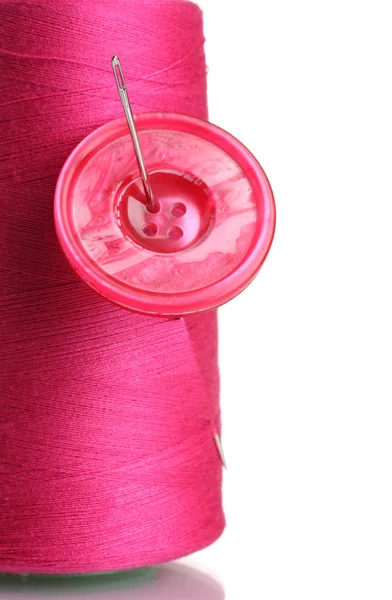 Rosado hilo de bobina con aguja y botón rosa aislado en blanco — Foto de Stock