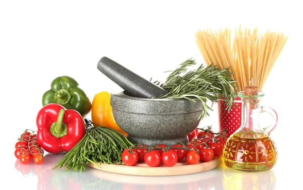 Спагетти в чашке, розмарин в растворе, банка масла и овощей на деревянном b — стоковое фото