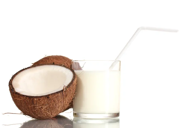 Kokosmilch und Kokosnuss isoliert auf weiß — Stockfoto