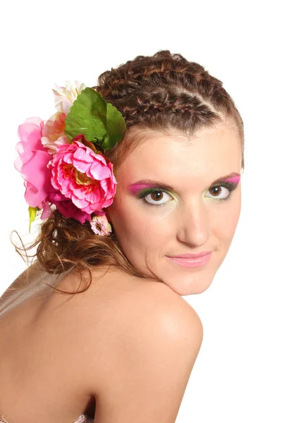 Piękna dziewczyna z kwiatami we włosach na białym tle — Zdjęcie stockowe