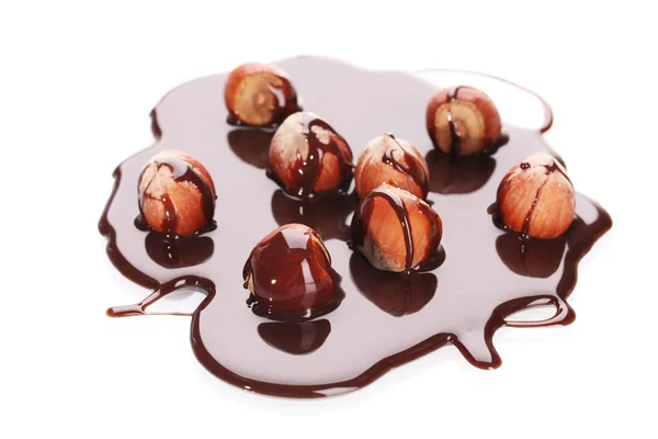 Delicioso avellana y jarabe de chocolate aislado en blanco — Foto de Stock