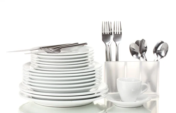 Czyste talerze i sztućce na białym tle — Zdjęcie stockowe