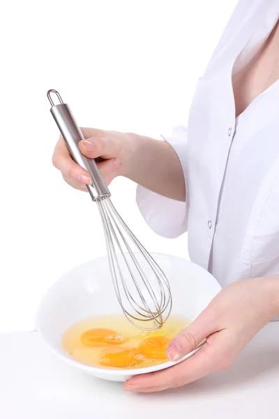 Vrouwelijke handen Eieren mengen in schaal geïsoleerd op wit — Stockfoto