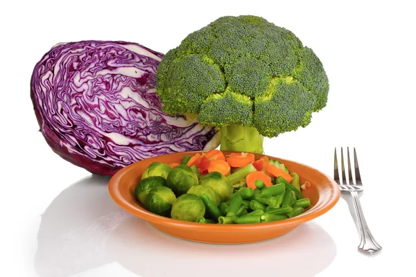 Mieszane warzyw na talerzu na białym tle — Zdjęcie stockowe